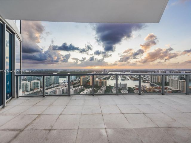 Apartment for sale  Unit #4705 - photo 5670292