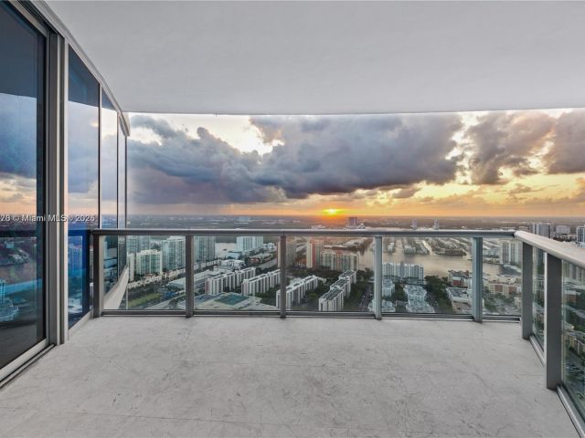 Apartment for sale  Unit #4705 - photo 5670294