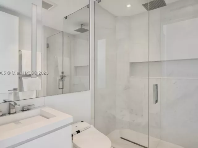 3-bedroom condo for sale in Miami Beach - 100 S Pointe Dr 606 - MondialRealty