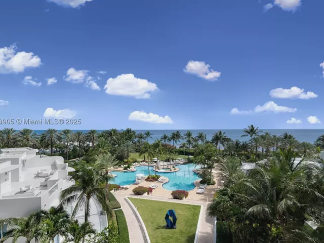 3-bedroom condo for sale in Miami Beach - 100 S Pointe Dr 606 - MondialRealty