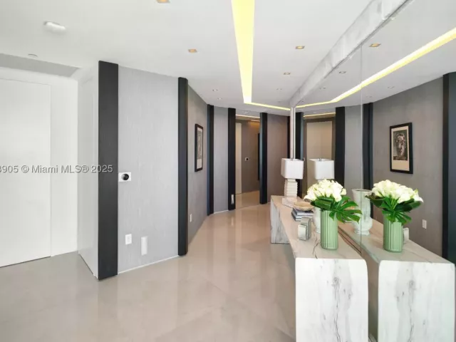3-bedroom condo for sale in Miami Beach - 100 S Pointe Dr 606 - MondialRealty