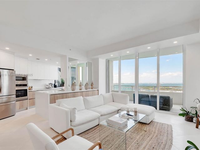 Apartment for sale  Unit #4002 - photo 6203264