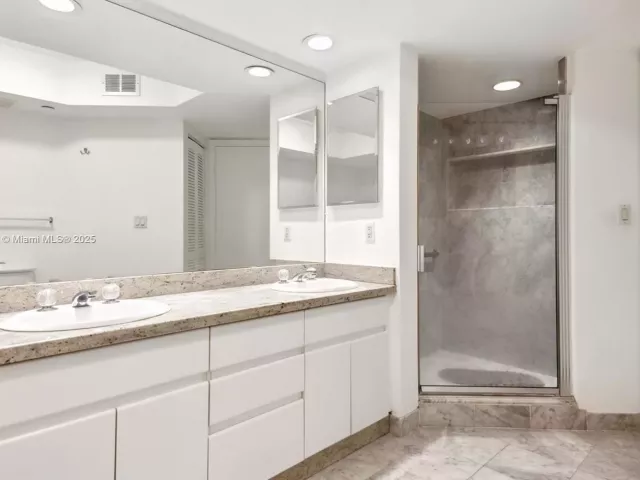 Apartment for sale  Unit #2035 - photo 5649374