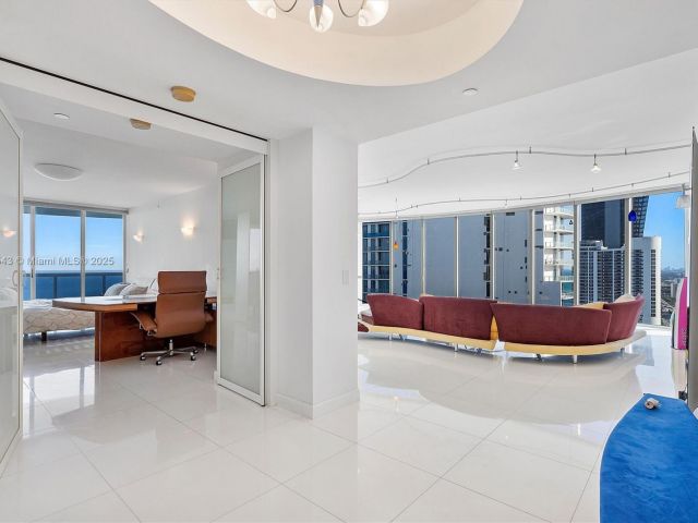 Apartment for sale  Unit #3701 - photo 5652653