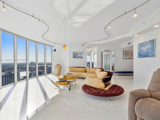 Apartment for sale  Unit #3701 - photo 5652657