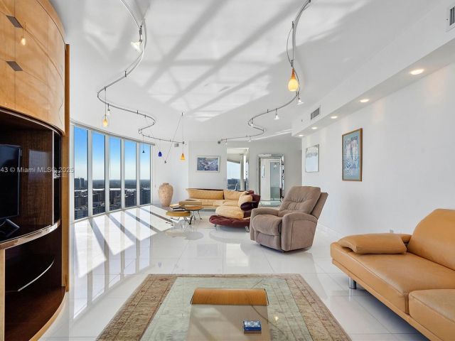 Apartment for sale  Unit #3701 - photo 5652659