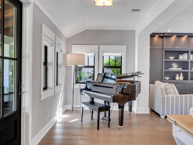 Home for rent at 450 N Swinton Ave - photo 5757563