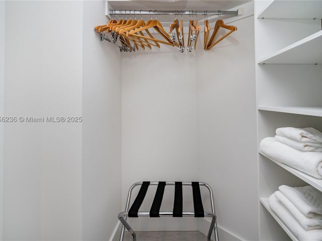 2-bedroom condo for sale in Hollywood - 4010 S Ocean Dr R1609 - MondialRealty