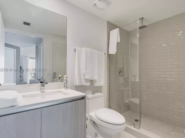 2-bedroom condo for sale in Hollywood - 4010 S Ocean Dr R1609 - MondialRealty