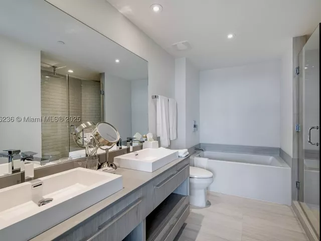 2-bedroom condo for sale in Hollywood - 4010 S Ocean Dr R1609 - MondialRealty
