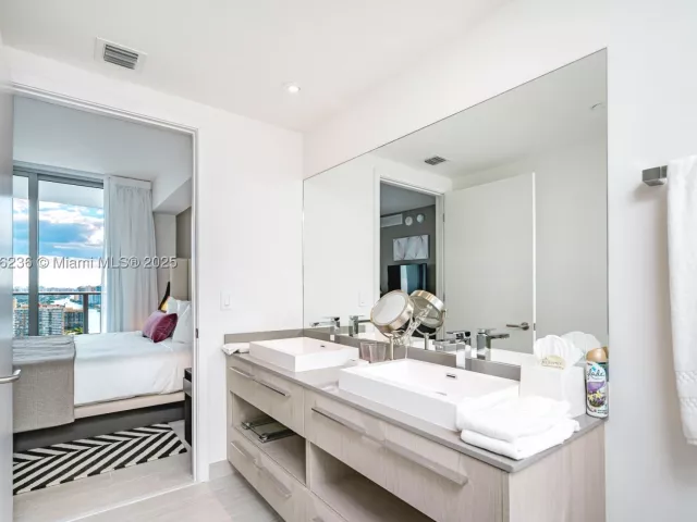 2-bedroom condo for sale in Hollywood - 4010 S Ocean Dr R1609 - MondialRealty