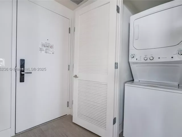 2-bedroom condo for sale in Hollywood - 4010 S Ocean Dr R1609 - MondialRealty