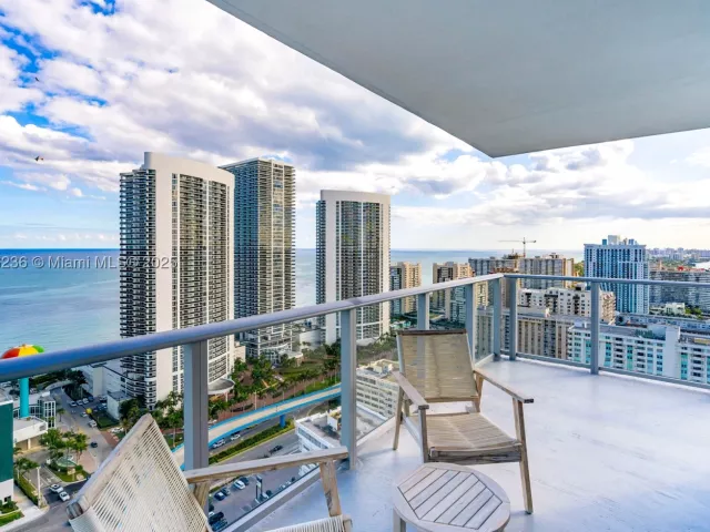 2-bedroom condo for sale in Hollywood - 4010 S Ocean Dr R1609 - MondialRealty