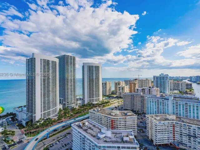 2-bedroom condo for sale in Hollywood - 4010 S Ocean Dr R1609 - MondialRealty