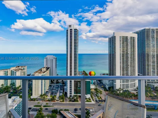 2-bedroom condo for sale in Hollywood - 4010 S Ocean Dr R1609 - MondialRealty