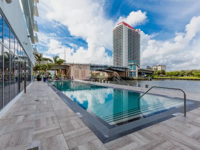 2-bedroom condo for sale in Hollywood - 4010 S Ocean Dr R1609 - MondialRealty