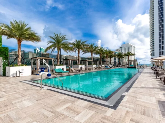 2-bedroom condo for sale in Hollywood - 4010 S Ocean Dr R1609 - MondialRealty