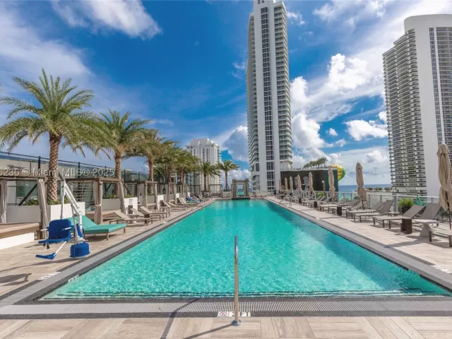 2-bedroom condo for sale in Hollywood - 4010 S Ocean Dr R1609 - MondialRealty