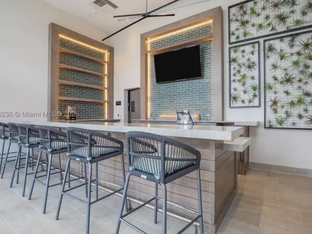 2-bedroom condo for sale in Hollywood - 4010 S Ocean Dr R1609 - MondialRealty