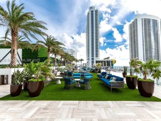 2-bedroom condo for sale in Hollywood - 4010 S Ocean Dr R1609 - MondialRealty