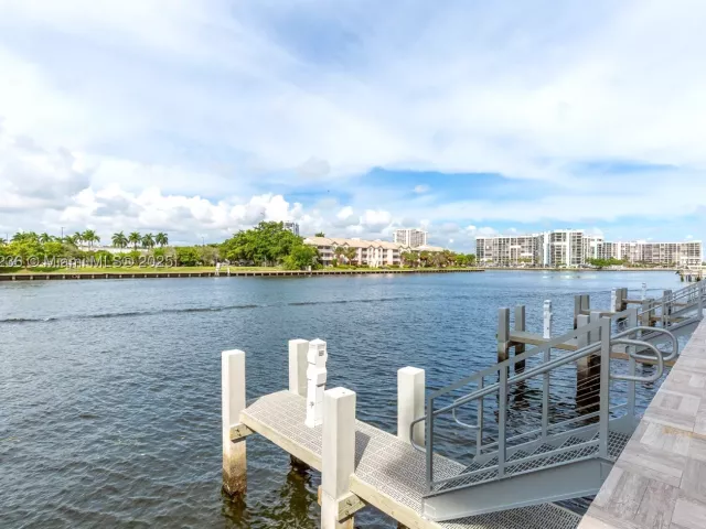 2-bedroom condo for sale in Hollywood - 4010 S Ocean Dr R1609 - MondialRealty