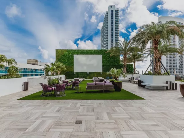 2-bedroom condo for sale in Hollywood - 4010 S Ocean Dr R1609 - MondialRealty