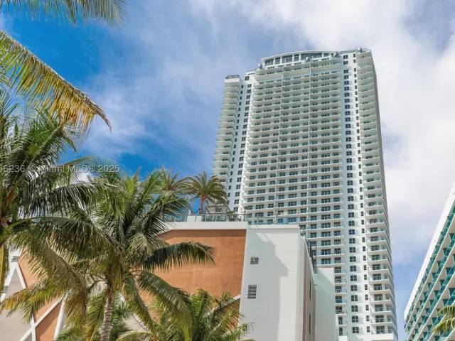 2-bedroom condo for sale in Hollywood - 4010 S Ocean Dr R1609 - MondialRealty