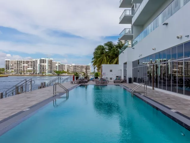 2-bedroom condo for sale in Hollywood - 4010 S Ocean Dr R1609 - MondialRealty