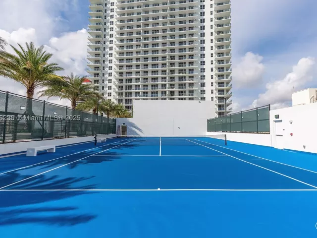 2-bedroom condo for sale in Hollywood - 4010 S Ocean Dr R1609 - MondialRealty
