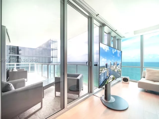 4-bedroom condo for sale in Sunny Isles Beach - 17121 Collins Ave 4208 - MondialRealty