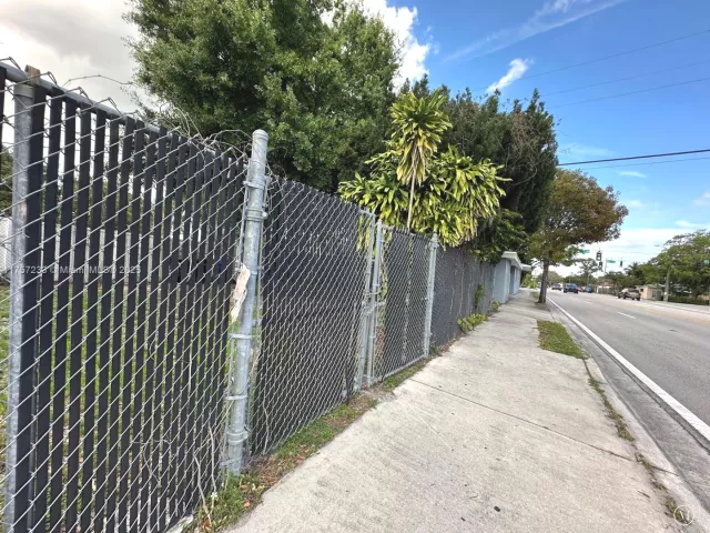 3-bedroom home for sale in Fort Lauderdale - 1300 NW 7th Ter - MondialRealty