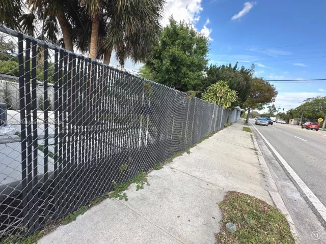 3-bedroom home for sale in Fort Lauderdale - 1300 NW 7th Ter - MondialRealty