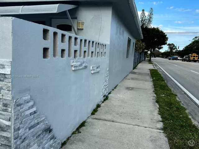 3-bedroom home for sale in Fort Lauderdale - 1300 NW 7th Ter - MondialRealty