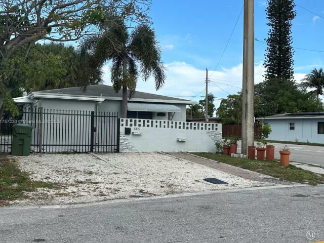 3-bedroom home for sale in Fort Lauderdale - 1300 NW 7th Ter - MondialRealty