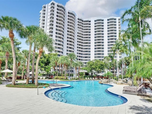 2-bedroom condo for sale in Aventura - 3300 NE 191 St 504 - MondialRealty