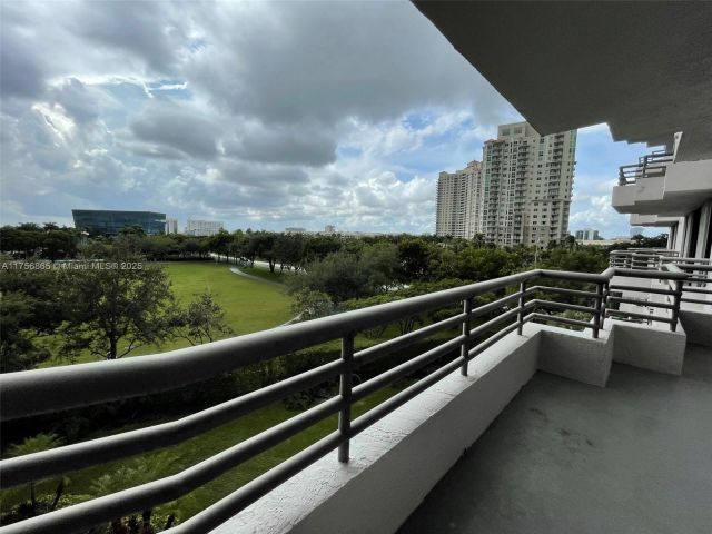 2-bedroom condo for sale in Aventura - 3300 NE 191 St 504 - MondialRealty