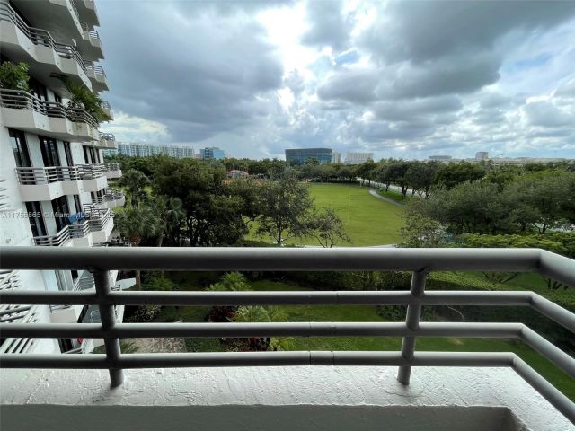 2-bedroom condo for sale in Aventura - 3300 NE 191 St 504 - MondialRealty