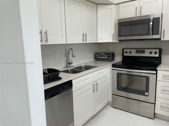 2-bedroom condo for sale in Aventura - 3300 NE 191 St 504 - MondialRealty