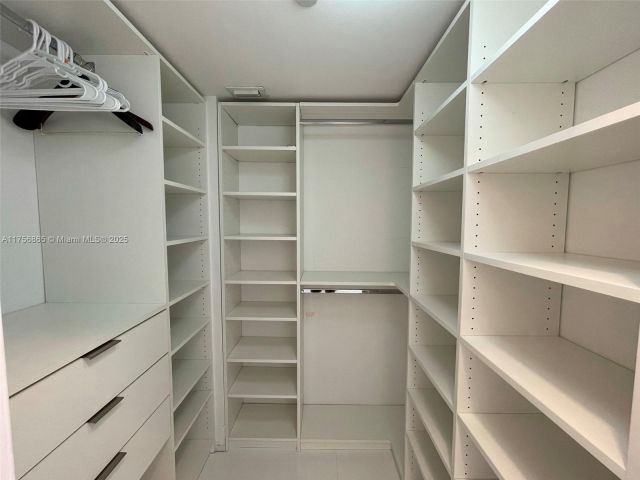 2-bedroom condo for sale in Aventura - 3300 NE 191 St 504 - MondialRealty