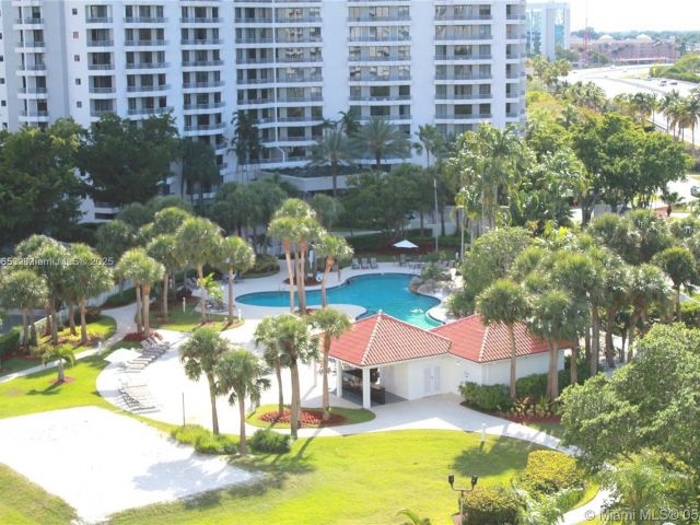 2-bedroom condo for sale in Aventura - 3300 NE 191 St 504 - MondialRealty