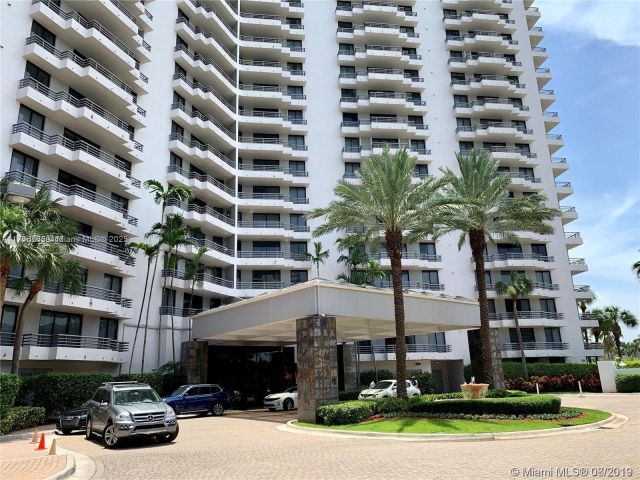 2-bedroom condo for sale in Aventura - 3300 NE 191 St 504 - MondialRealty