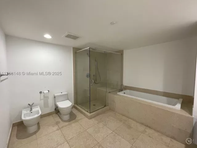 2-bedroom condo for sale in Miami - 465 Brickell Ave 819 - MondialRealty