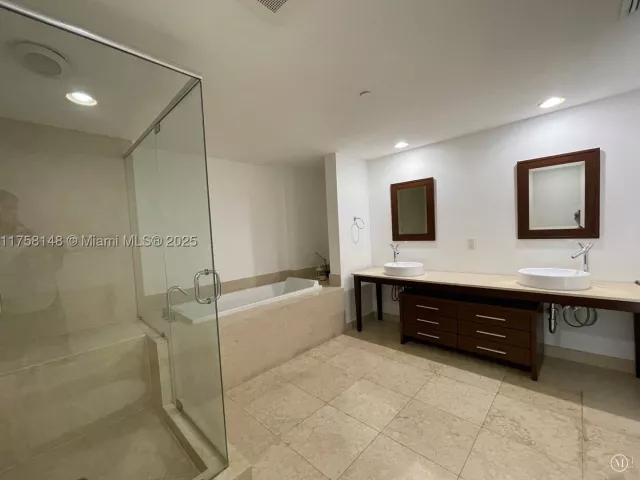 2-bedroom condo for sale in Miami - 465 Brickell Ave 819 - MondialRealty