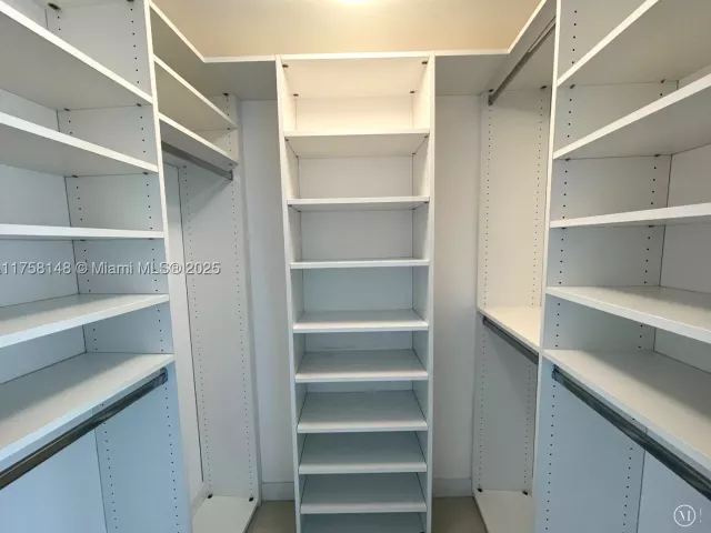 2-bedroom condo for sale in Miami - 465 Brickell Ave 819 - MondialRealty