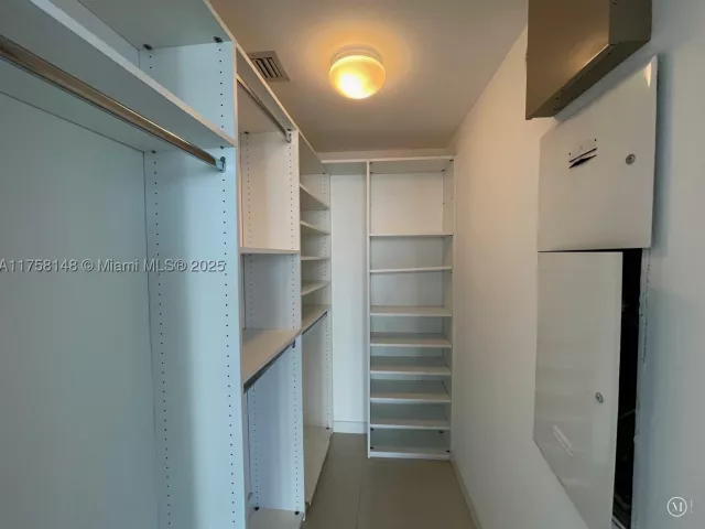 2-bedroom condo for sale in Miami - 465 Brickell Ave 819 - MondialRealty