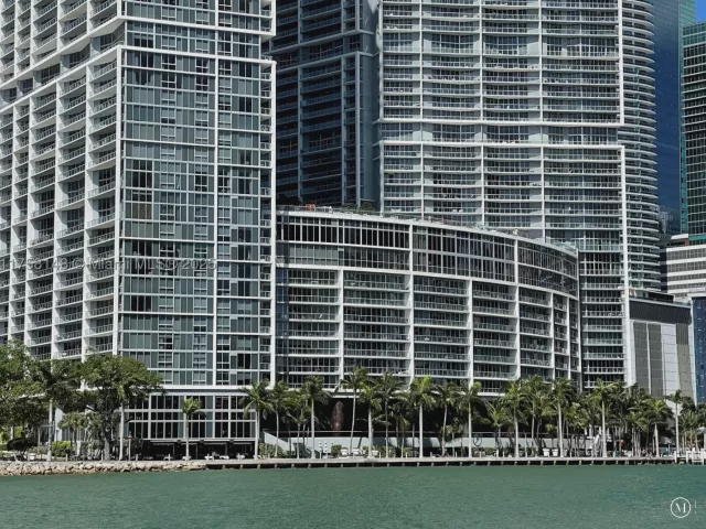 2-bedroom condo for sale in Miami - 465 Brickell Ave 819 - MondialRealty