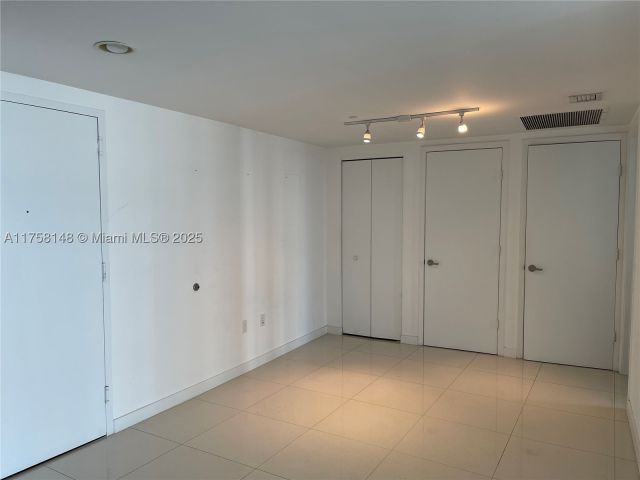2-bedroom condo for sale in Miami - 465 Brickell Ave 819 - MondialRealty