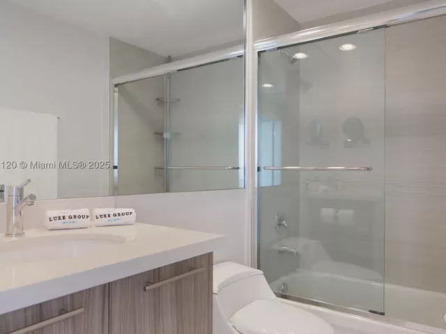 2-bedroom condo for rent in Miami Beach - 6700 Indian Creek Dr PH5 - MondialRealty