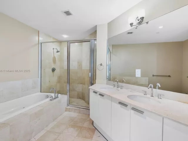 3-bedroom condo for sale in Aventura - 3131 NE 188th St 1-508 - MondialRealty