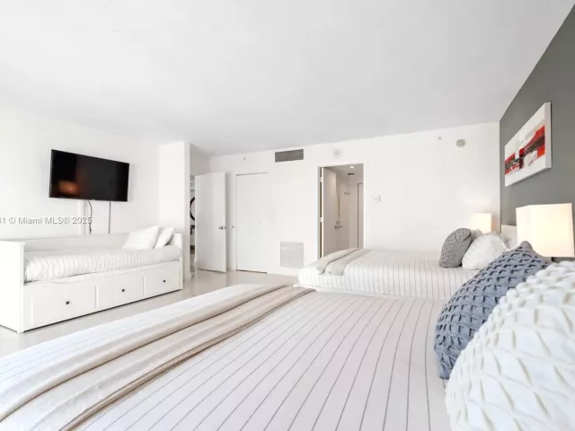 2-bedroom condo for sale in Surfside - 9195 Collins Ave 1103 - MondialRealty